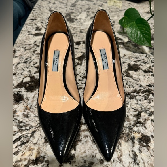 Prada pointed pumps, worn maybe once or twice to a conference 38.5 - Picture 1 of 3